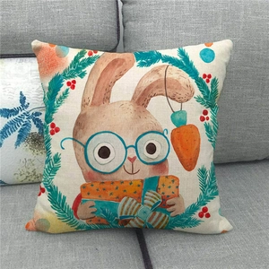Funda de cojín de lino de Pascua con conejo y corona floral sobre un sofá gris