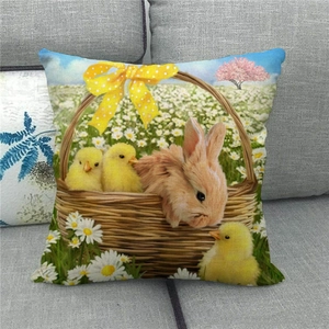 Detalle de la funda de almohada de lino con conejo de Pascua y pollitos de campo