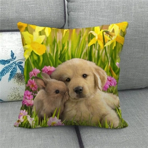 Primer plano de funda de cojín de lino con cachorro de golden retriever y conejo en flores