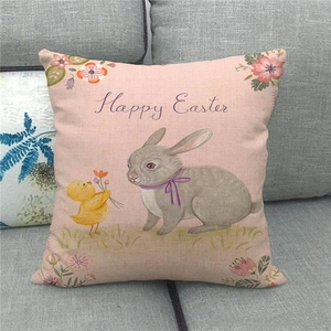 Detalle de funda de cojín de Pascua en lino con conejo rosa sobre un sofá gris