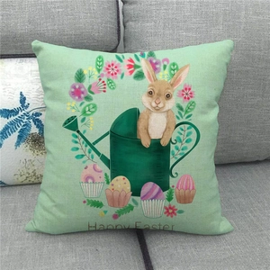 Detalle de funda de cojín de Pascua en lino con estampado de conejo y huevos en sofá