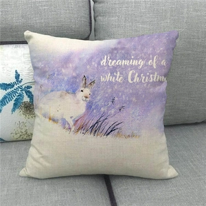 Detalle de la textura de lino de la funda con conejo en acuarela y frase navideña