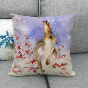 Detalle del estampado de conejo en acuarela y la textura de lino natural de la funda de cojín