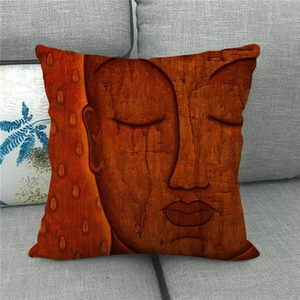 Dettaglio della stampa artistica Buddha su fodera per cuscino in lino sul divano