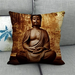Fodera per cuscino in lino con stampa Buddha Zen posizionata su divano grigio
