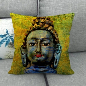 Federa per cuscino in lino con pittura a testa di Buddha su un divano grigio
