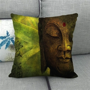 Federa per cuscino in lino con viso di Buddha e calligrafia su divano grigio