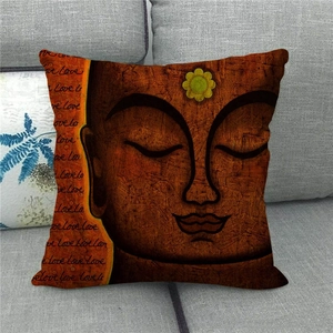 Fodera per cuscino in lino con stampa Buddha e scritta Love su un divano grigio