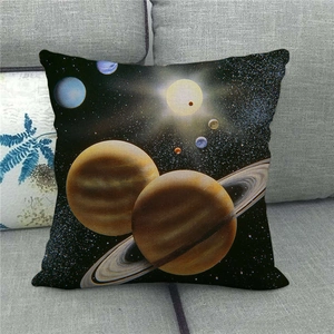 Detailaufnahme der Leinen-Kissenhülle mit Planeten-Druck auf grauem Sofa