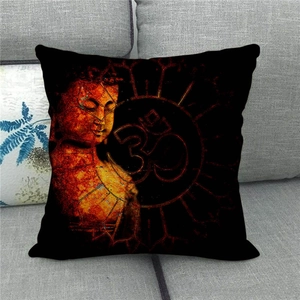 Federa in lino con profilo di Buddha e simbolo Om dorato su un divano grigio