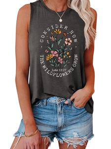 Détail d'un débardeur gris avec motifs floraux et texte biblique imprimé
