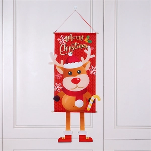 Détail de la bannière de Noël rouge avec renne et texture tricotée suspendue sur une porte