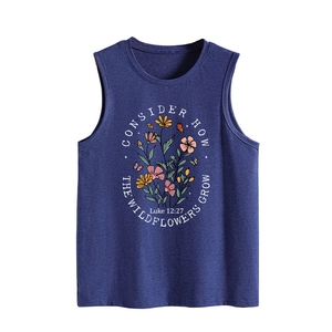 Détail du débardeur bleu marine avec imprimé de fleurs sauvages et verset Luc 12:27