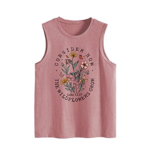 Détail de l'imprimé floral et de la citation biblique sur le débardeur rose sans manches