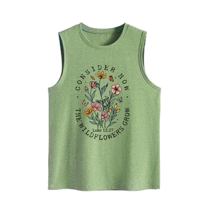 Détail de l'imprimé floral et du texte inspirant sur un débardeur vert chiné