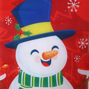 Gros plan de la bannière de Noël montrant le visage du bonhomme de neige et le tissu