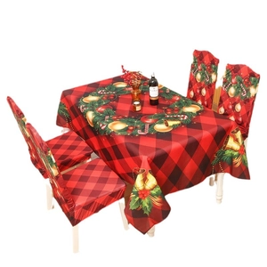 Weihnachtsset aus rot-schwarzer Tischdecke und Stuhlhussen mit festlichem Kranzmuster
