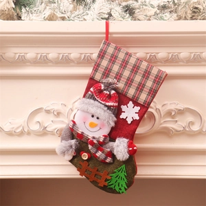 Grande calza di Natale con pupazzo di neve, decorazione festiva in rosso e verde per la casa
