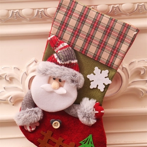 Dettaglio di una calza di Natale grande con Babbo Natale 3D e risvolto a scacchi rosso verde