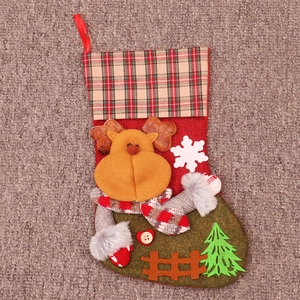 Dettaglio calza di Natale con renna tridimensionale e risvolto scozzese da appendere
