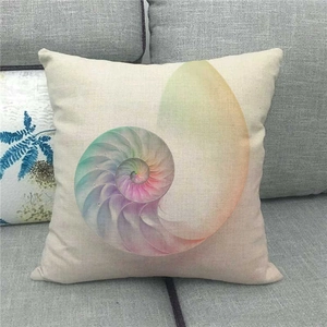 Dettaglio di federa in lino con stampa di conchiglia nautilus colorata su divano grigio