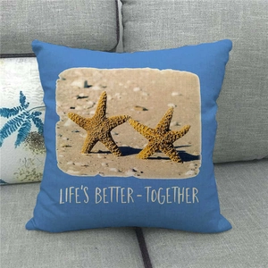 Fodera per cuscino in lino con stampa stella marina blu e testo decorativo sul divano