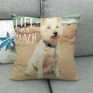 Dettaglio copricuscino in lino con Westie sulla spiaggia e scritta Life Is A Beach