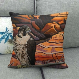 Detail eines Leinenkissenbezugs mit Weißkopfseeadler-Druck auf grauem Stoffsofa