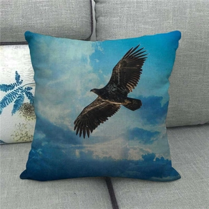 Detailaufnahme des Adler-Aufdrucks auf Leinen-Kissenhülle mit Stoffstruktur-Details