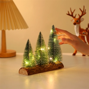 Trois mini sapins de Noël à LED avec lumière chaude sur socles en bois pour table
