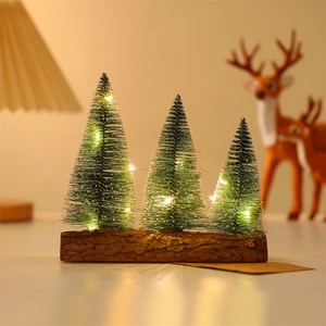 Trois mini sapins de Noël enneigés sur socle en bois avec LED chaudes pour décor de table