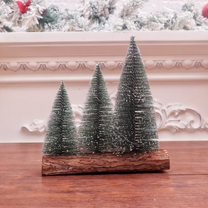 Lot de trois mini sapins de Noël enneigés sur socle en bois rustique avec éclairage LED