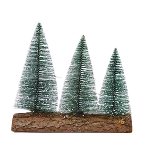Trois mini sapins de Noël en sisal sur socle bois avec LED et pointes enneigées