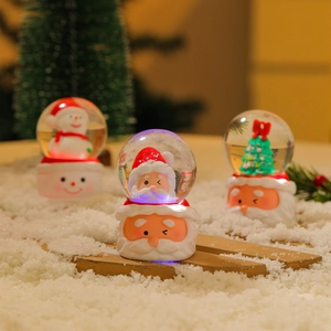Détail de boules de cristal de Noël lumineuses avec Père Noël et base en céramique