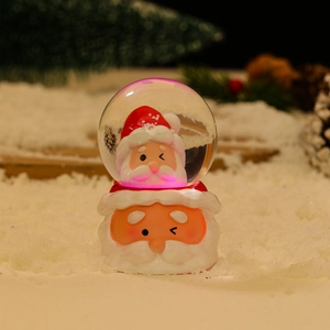 Détail de boule à neige Père Noël avec lumières LED et design festif à double épaisseur
