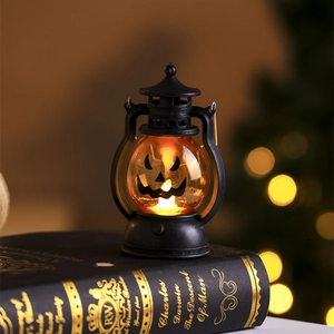 Gros plan d'une lanterne de citrouille Halloween avec LED sur des livres anciens