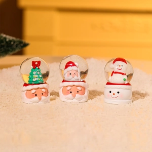 Trois boules de cristal de Noël lumineuses avec Père Noël et bonhomme de neige