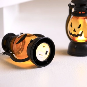 Détails de la lanterne citrouille d'Halloween montrant le compartiment à piles orange