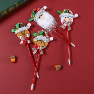 Detailansicht von vier Weihnachts-Kugelschreibern mit Glocken und Plüschfiguren