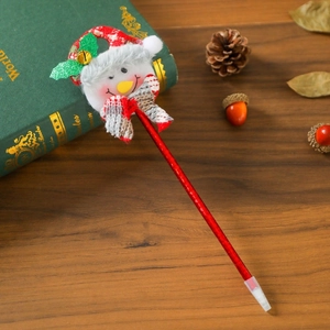 Detailansicht eines Weihnachts-Schneemann-Plüschstifts mit rotem Glitzer und Glöckchen