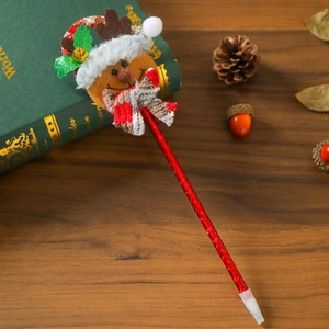 Detailansicht eines Weihnachts-Kugelschreibers mit Plüsch-Rentier und rotem Glitzer-Schaft