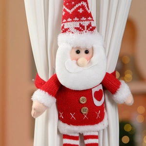 Détail de l'attache-rideau Père Noël en tricot avec motifs nordiques et petit cœur rouge