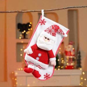 Grande chaussette de Noël tricotée avec Père Noël 3D et motifs de flocons de neige
