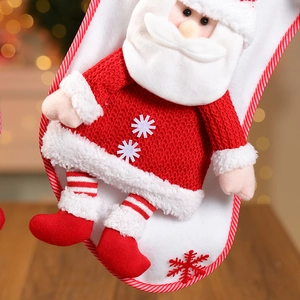 Gros plan de chaussette de Noël Père Noël 3D tricotée avec boutons flocon de neige