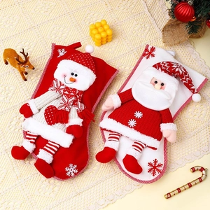 Grandes chaussettes de Noël en tricot avec figurines 3D du Père Noël et bonhomme de neige
