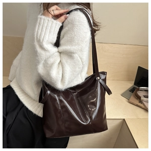 Sac fourre-tout en cuir verni marron foncé avec un design spacieux pour le bureau