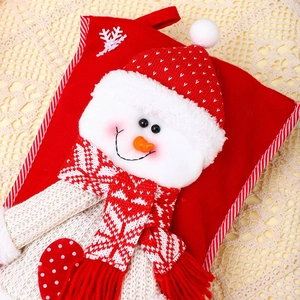 Détail de chaussette de Noël rouge avec bonhomme de neige 3D, écharpe en tricot et boucle