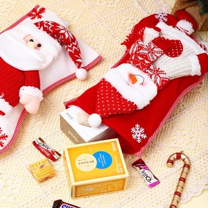 Détail de la grande chaussette de Noël rouge tricotée avec figurine 3D de Père Noël en peluche