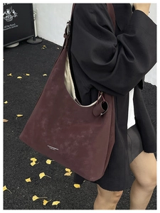 Grand sac cabas bordeaux à texture mate présenté dans un décor de rue automnal