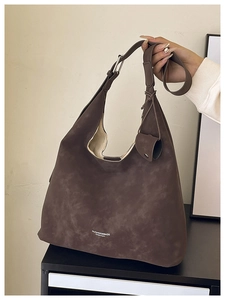 Détail du grand sac hobo marron foncé avec finition mate et logo imprimé